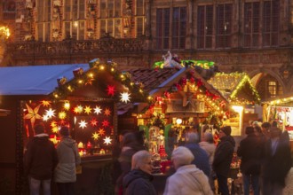 Stalls with many people at the Bremen Christmas market at dusk, Bremen, Germany
