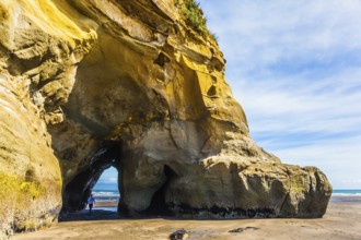 Coastal arches and rocks to the ocean tide. The concept of active and phototourism. The Pacific