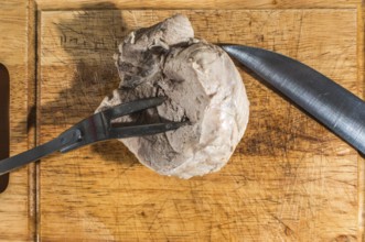 Schneiden von gekochtem Fleisch