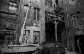Germany, Berlin, 30 November 1991, boat and squatters, in the courtyard of the squatted house