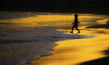 Children playing in the twilight of the beach. Shooting Location: Kamakura, Kanagawa Prefecture