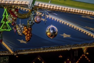Reflexion einer Weihnachtskugel an einem festlich geschmückten Stand, Erfurter Weihnachtsmarkt