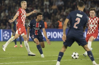 Football match, Viktor TSYGANKOV Girona FC right on the ball, Achraf HAKIMI 2 Paris St. Germain