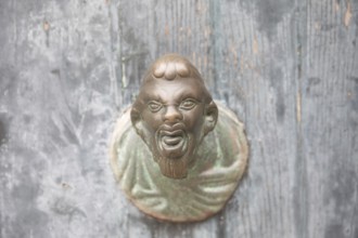 Bronzeskulptur, Portraitkopf als Türgriff, Venedig, Italien