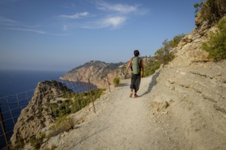 Wanderer auf dem Wanderweg Es Portitxol, Gemeinde Sant Joan de Labritja, Ibiza, Balearische Inseln,