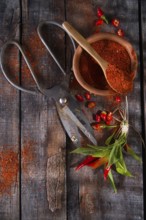 Presentation of chili with the use of scissors and ground