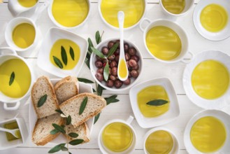 Presentation of wholemeal bread and olives with olive oil