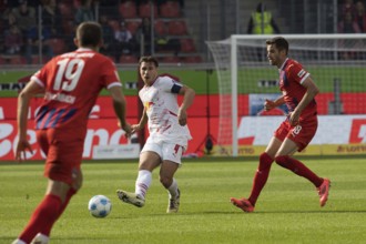 Football match, captain Willi ORBAN RB Leipzig centre with a pass into the deep, Marvin PIERINGER 1