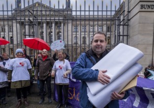 ??Germany, Berlin, 22 November 2024, Action against hospital reform, Health alliances hand over