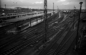 Germany, Berlin, 03.02.1992, Lichtenberg railway station, railway tracks, platform