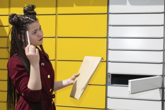A teenage girl wonders how to describe the envelope she wants to send to her boyfriend. Thinks if