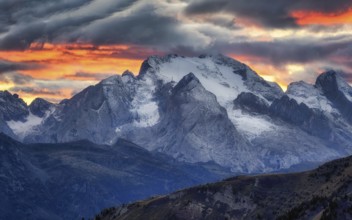 Blick vom Passo Giau auf die Marmolada nach Sonnenuntergang