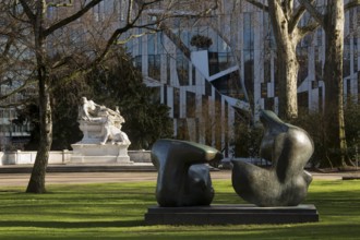 Sculpture by Henry Moore, war memorial on the left, behind it Kö-Bogen by Daniel Libeskind