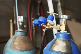 Propane gas balloons with pressure meter