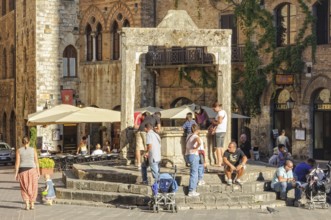 Tourists at the Cisterna, San Gimignano, Tuscany, Italy