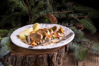 Potatoes with pork medallions and chanterelle sauce