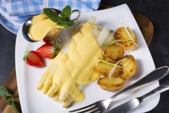 Asparagus, hollandaise sauce and baked potatoes