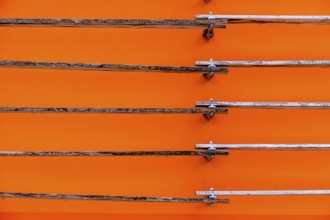 Tafeln vor einer orangefarbenen Wand, Symbol für den Hintergrund und die Struktur, Österreich