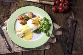 Asparagus with fried egg