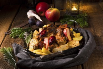 Chicken pieces with fruit and vegetables from the oven