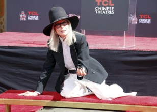 Diane Keaton at Diane Keaton Hand- and Footprint Ceremony held at the TCL Chinese Theater in