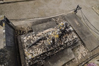 Heartbroken woman sculpture, Tomàs Vila, grave of the Garau de Son Pons family, Llucmajor cemetery,