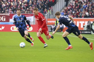 Attacking: Philipp Lienhart (SC Freiburg) is attacked by Budu Zivzivadze (FC Heidenheim) and Jan