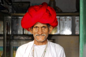 Ranakpur, Ranakpur, Rajasthan, Man with red turban in traditional clothes and silver jewellery,