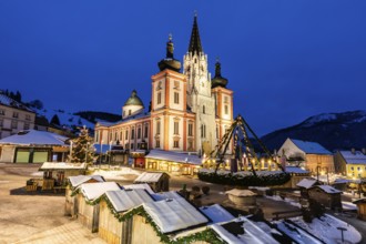 Advent atmosphere, world's largest hanging Advent wreath at the Christmas market in front of the
