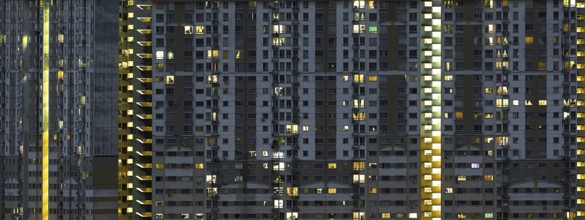 Moderne Wohnung Gebäude in der Nacht . Fassade eines modernen Apartmentgebäudes
