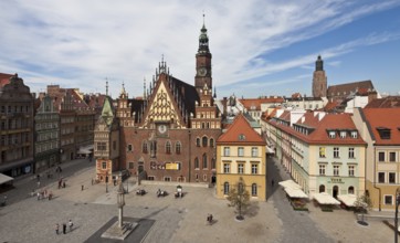 View from the east, tracery gable around 1500, astronomical clock 1580, Gothic oriel of the town