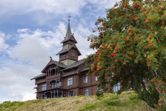 A picture of the Scandic Holmenkollen Park Hotel and a nearby flower tree