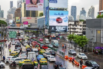 Bangkok Thailand 22. Mai 2018 Rush hour big heavy traffic jam on rainy day in busy Bangkok Thailand