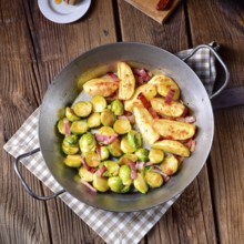 Brussels Sprouts with ham, honey and roasted potatoes