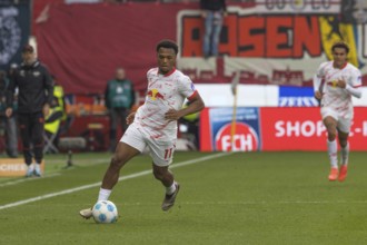 Football match, Lois OPENDA RB Leipzig elegant on the ball, Voith-Arena football stadium,