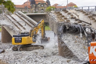 After the collapse of parts of the Carola Bridge, demolition work began on the Old Town side. The