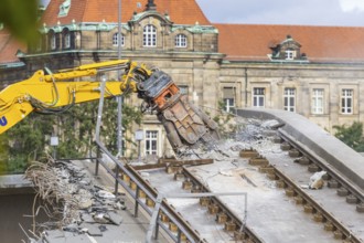 After the collapse of parts of the Carola Bridge, demolition work began on the Old Town side. The