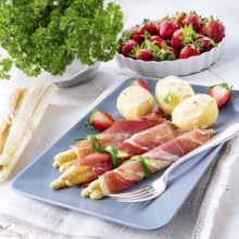 Asparagus ham rolls with strawberries and hollandaise