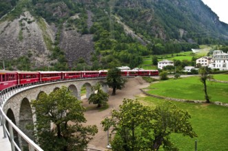 Unterhalb von Brusio besitzt die Bahn als Höhepunkt einen Kreisviadukt, der alleine der