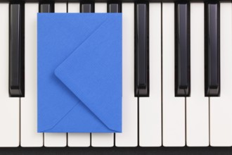 Funny arrangement envelope on the piano keybords - Flat lay image