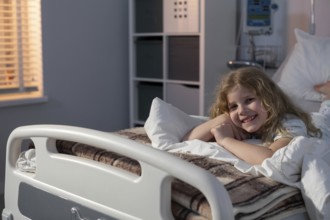 Ein lächelndes Kind in einem Krankenhausbett Ein herzerwärmender und positiver Moment der Genesung