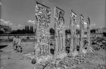 Germany, Berlin, 27.07.1991, Remains of the Wall at the Spreebogen, ART