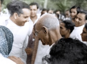 Mahatma Gandhi with people, Juhu Beach, Mumbai, Maharashtra, India, Asia, May 1944