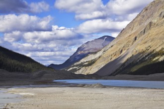 Shallow lake in mountains of Canada in the autumn