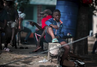 Straßenszene Kindheit in Kinshasa, Demokratische Republik Kongo