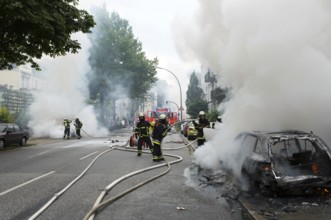 Fire brigade extinguishes burning cars on the Elbchaussee in Hamburg after the riots at the G20
