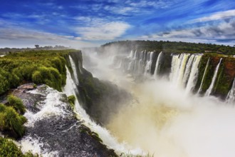 The full-flowing waterfall in the world on the Parana River. The Devil's throat /Garganta del