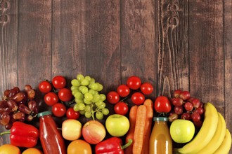 Trauben, Orangen, Tomaten, Äpfel, Bananen, Paprika und natürlichen Saft auf hölzernen Hintergrund,