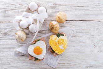 Bread au gratin with fried egg and spinach