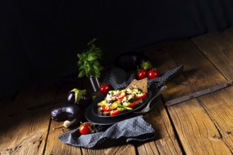 Auberginen gegrillt mit aromatischen Feta-Käse und Tomaten